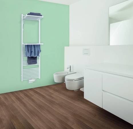 Bei einer Bauhöhe von 1688 mm, bietet der Heizkörper eine zweite nach unten ausklappbare, wasserdurchströmte Handtuchablage und zwei Handtuchaussparungen. Bei einer Bauhöhe von 1688 mm, bietet der Heizkörper eine zweite nach unten ausklappbare, wasserdurchströmte Handtuchablage und zwei Handtuchaussparungen.