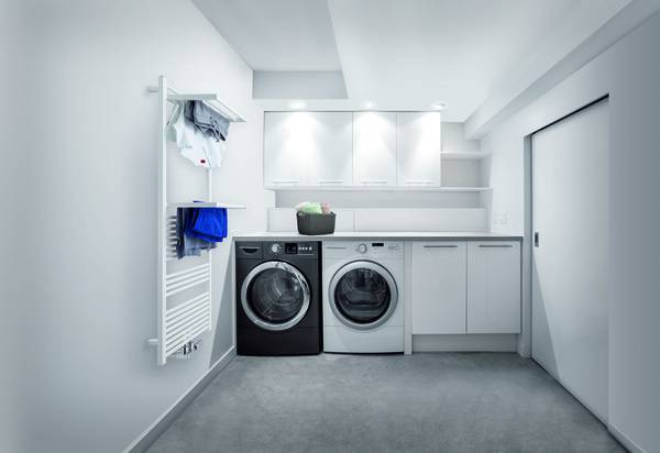 Auch in der Waschküche beweist sich der Heizkörper als Alltagshelfer, etwa für schnelles Aufwärmen einzelner Kleidungsstücke. 