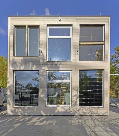 In der Südfassade des Forschungsgebäudes sind die zu testenden Verglasungen integriert, die nach Bedarf ausgetauscht werden können.