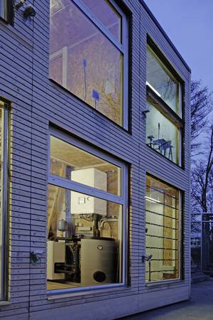 Das Hydronikmodul als Wärmepumpen-Innengerät (unten) ist mit einem Plattenwärmeübertrager, einer Umwälzpumpe, einem Ausdehnungsgefäß sowie einem Sicherheitspaket ausgestattet und ergänzt die Verglasungssysteme. Das Hydronikmodul als Wärmepumpen-Innengerät (unten) ist mit einem Plattenwärmeübertrager, einer Umwälzpumpe, einem Ausdehnungsgefäß sowie einem Sicherheitspaket ausgestattet und ergänzt die Verglasungssysteme.