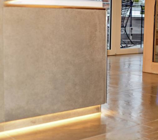 Ein beleuchteter Untertritt an der Badewanne sorgt für Orientierung im Bad – auch nachts.