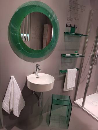 Die Accessoires und Einrichtungsgegenstände aus Kunststoff gibt es nun in den neuen Farbtönen Smaragdgrün und Puderrosa. Spiegel, Regale und Handtuchhalter sind in den Farben deckend Weiß und deckend Schwarz erhältlich.  Die Accessoires und Einrichtungsgegenstände aus Kunststoff gibt es nun in den neuen Farbtönen Smaragdgrün und Puderrosa. Spiegel, Regale und Handtuchhalter sind in den Farben deckend Weiß und deckend Schwarz erhältlich.