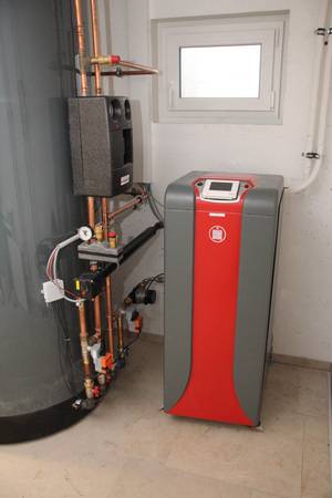 Auf der IFH in Nürnberg präsentierte Ratiotherm seine neue Hybrid-Wärmepumpe. Die WP Max-Air Hybrid nutzt gleichzeitig mehrere Energiequellen zur Wärmeerzeugung und erhöht dadurch erheblich seine Effizienz beim Einsatz von erneuerbaren Energien.