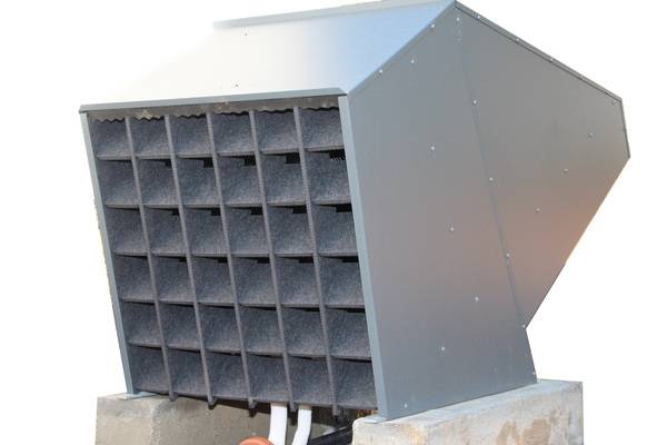 Die Split-Variante der WP Max-Air ermöglicht, dass der Wärmepumpenprozess statt in einem, in zwei Geräten abläuft. Dabei befindet sich ein Teil der Wärmepumpe im Hausinneren und der andere Teil außerhalb des Gebäudes. 