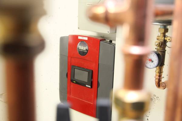 Heiz- und Kühlleistung können bei der WP Max-Air Hybrid stufenlos über die zentrale  Regelung an den Energiebedarf im Gebäude angepasst werden; das reduziert häufiges Ein- und Ausschalten und sorgt dafür, dass die WP bei voller Leistung leise arbeitet.