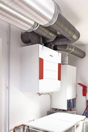 Meist in den Kellerräumen installiert, benötigen die zentralen KWL-Geräte kaum kostbare Wohnfläche.