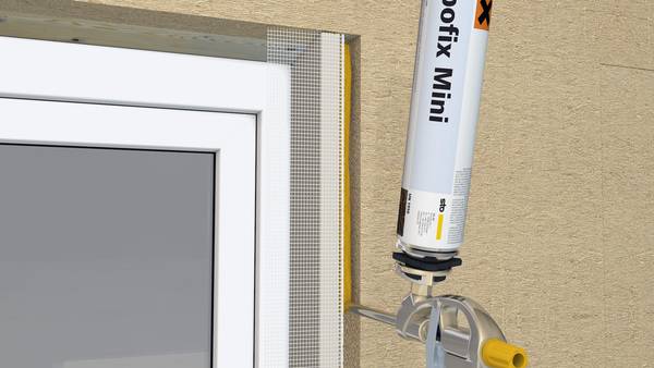 Das Element StoPrefa E 150 ist bereits mit Armierungsputz vorbeschichtet und kann dank fest verbundener Gewebefahnen und Gewebe-Eckwinkel zeitsparend und sicher an das Flächen-WDVS angeschlossen werden.