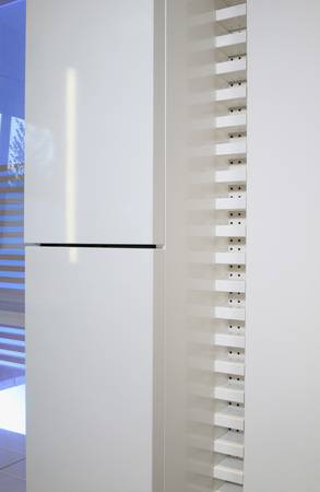 Eine abnehmbare, umlaufende Blende mit Lüftungsschlitzen/Löchern für die Sauna. Eine abnehmbare, umlaufende Blende mit Lüftungsschlitzen/Löchern für die Sauna.