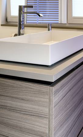 Der Möbelwaschtisch (Alape) mit Push­ to ­open­-Schubladen nutzt jeden Zentimeter Stauraum.