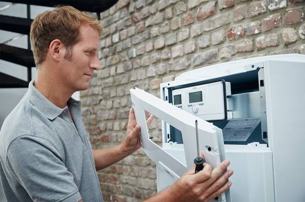 Zu Beginn der Heizperiode sind sowohl Hersteller als auch Fachhandwerker sehr gut mit der Behebung von Anlagenstörungen ausgelastet. Gleichzeitig kommt der höchste Auftragseingang bei Wartungen im Oktober und November.