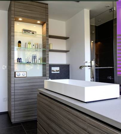 Über dem WC befinden sich Regale z. B. zur Aufnahme von Lesestoff.  Über dem WC befinden sich Regale z. B. zur Aufnahme von Lesestoff.