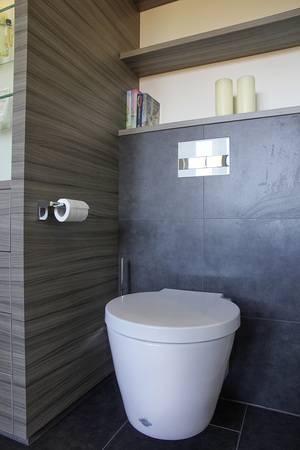 Das WC versteckt sich zum Eingang hin hinter dem Schrank. Das WC versteckt sich zum Eingang hin hinter dem Schrank.