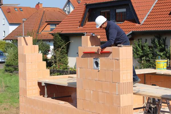 In der Rohbauphase wird der Neopor-Montagestein einfach in der zuvor definierten Höhe eingesetzt und mit Wärmedämmziegeln ummauert. Anschließend werden die Fugen mit PU-Schaum abgedichtet.