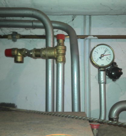 Diese Heizung wurde mit einem zweiten Sicherheitsventil ­„optimiert“. Vielen Dank an M. Wirth!