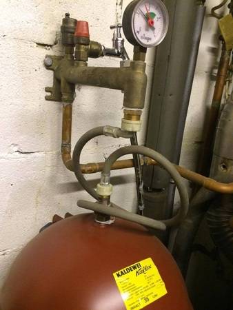 Ausdehnungsgefäß mit Waschmaschinenschlauch angeschlossen und im Sicherheitsventil ein Zapfhahn!...