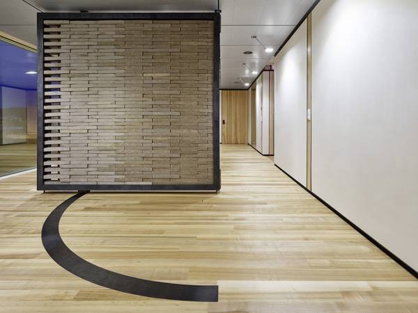 Unter anderem kommen Recyclingsteine, wiederverwendete Türgriffe und 3D-gedruckte Vorhänge zum Einsatz. 