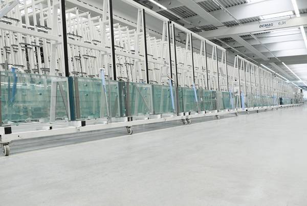 Glasfins mit fünf- bis zehnfachem Glasaufbau in der sedak Fertigung: Sie kommen in Ganzglasfassaden, repräsentativen Foyers oder großflächigen Ganzglasdächern zum Einsatz.