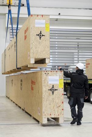 17 Meter lange Glasfins, sicher vepackt: die „gläsernen Träger“ werden in eigens gefertigten Holzkisten auf die Baustelle transportiert. 17 Meter lange Glasfins, sicher vepackt: die „gläsernen Träger“ werden in eigens gefertigten Holzkisten auf die Baustelle transportiert.