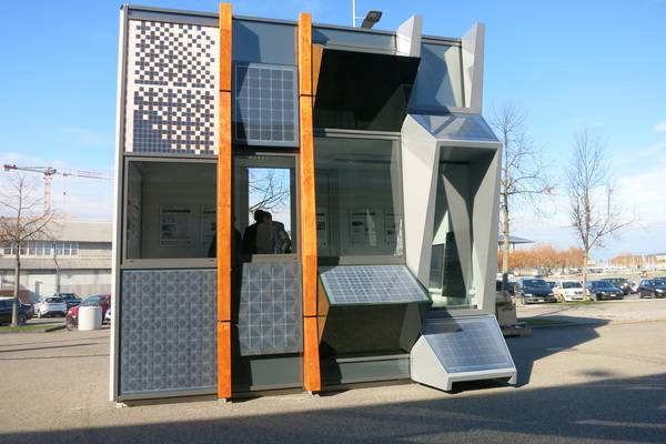 Der Umsetzung von geklebten PV-Modulen am Züblin-Bürogebäude Z3 ging die Konstruktion einer Musterfassade voraus. Sie wurde von UNStudio entworfen und zeigte verschiedene gebäudeintegrierten Photovoltaik-Möglichkeiten.
