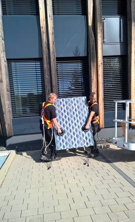 Die PV-Module wurden an der Südfassade montiert. Durch eine elektrische Dreiteilung wird die Teilverschattung ausgeglichen, die die Holzlisenen verursachen. So produzieren die Paneele Energie auch wenn sie nicht komplett von der Sonne beschienen werden.