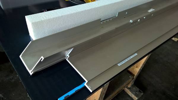 Der Stufenaufbau erlaubt die unabhängige Verklebung der Front- und der Rückscheibe auf der Unterkonstruktion, so dass die Lastabtragung aufgeteilt wird. 