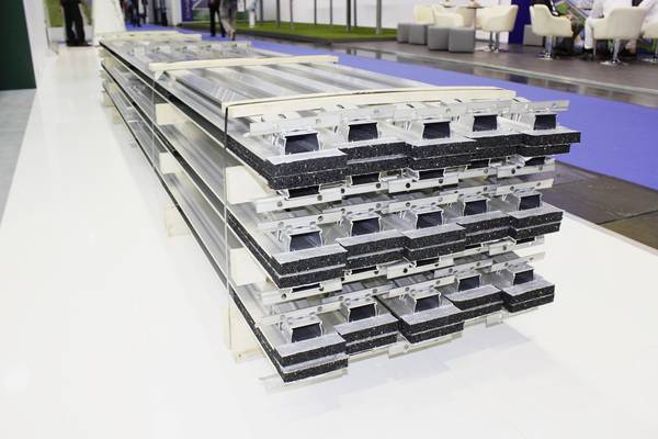 Montagesystem für Trapezblechdächer, ausgestellt auf der Intersolar 2017 am Messestand von Schletter.