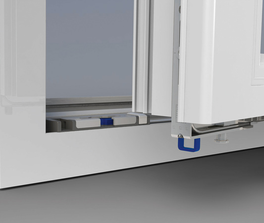 Die montagefreundliche Zusatzausstattung von Winkhaus ist in den Bildern blau hervorgehoben. Sie erschwert Einbrechern das Aufhebeln von Fenstern und liefert damit gute Verkaufsargumente.