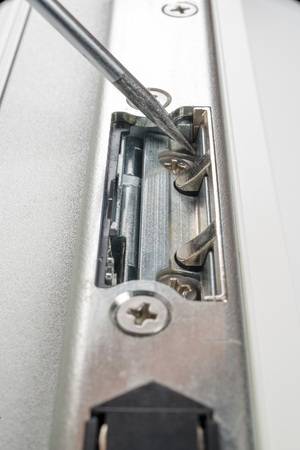 Mit ProFix erübrigt sich das Ausfräsen eines Profils im Zargenspiegel für die ausschwenkende Türöffnerfalle. Die Dichtungsebene der Tür bleibt vollständig erhalten.