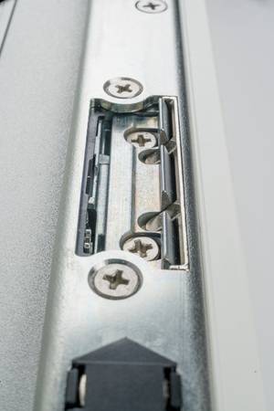 Die patentierten ProFix-Türöffner sind Radiustüröffner, bei denen die Fallenführung für die Schlossfalle nicht wie üblich am Schließblech, sondern direkt am Gehäuse des Türöffners platziert ist.