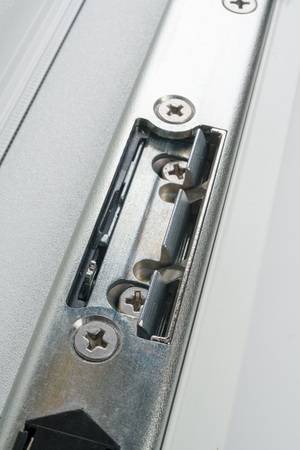 Die Türöffnerfalle der ProFix-Türöffner 118 verfügt über die bewährte FaFix-Funktion von ASSA ABLOY. Das heißt, sie ist auch nach der Montage des Türöffners in der Zarge jederzeit verstellbar.