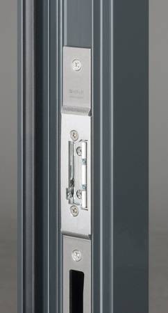 Je nach Einbausituation bietet ASSA ABLOY verschiedene Schließbleche für Holz-, Alu- und Stahltüren an. Das gekröpfte Schließblech bietet speziell bei Aluminiumtüren als Alternative zum U-Schließblech eine besonders stabile geschlossene Ausführung.