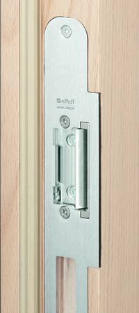 ProFix-Flachschließbleche für Holz- und Stahltüren lassen sich für DIN links und DIN rechts anschlagende Türen verwenden, um die Lagerhaltung zu reduzieren. 