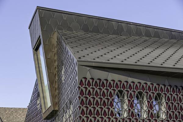 Die Fassade des prämierten Gebäudes ist beständig und einfach im Unterhalt. Sie trotzt Wind und Wetter, sorgt für Kühlung und ist darüber hinaus energieeffizient.