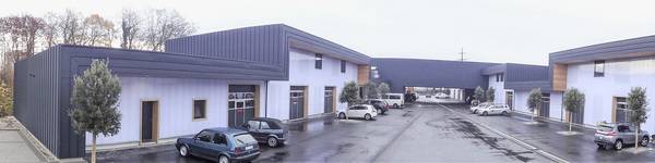 Gewerbezentrum, Fa. Willy Goncerut SA; Fame-Architektur, Mont-sur-Rolle; Aluminium Prefalz anthrazit P.10. Gewerbezentrum, Fa. Willy Goncerut SA; Fame-Architektur, Mont-sur-Rolle; Aluminium Prefalz anthrazit P.10.