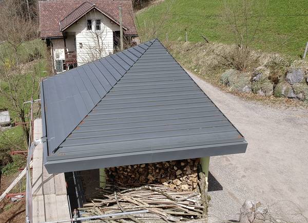 Carportdach, Firma Zeuch AG, Gossau; Benno Murbach, Zürich; Rheinzink PrePatina Schiefergrau.