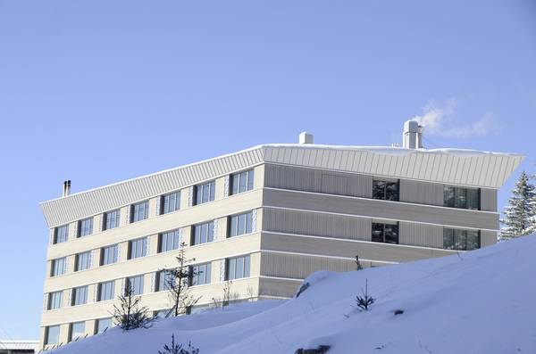 Neubau Hotel Säntis + Renovation Talstation, ARGE: Zeuch AG, Gossau, WAGA, Sirnach, Peter Diener, Ildhaus/Lichtensteig; Architekt Schällibaum AG, Wattwil; Roofinox Pearl 0,5 mm. Neubau Hotel Säntis + Renovation Talstation, ARGE: Zeuch AG, Gossau, WAGA, Sirnach, Peter Diener, Ildhaus/Lichtensteig; Architekt Schällibaum AG, Wattwil; Roofinox Pearl 0,5 mm.