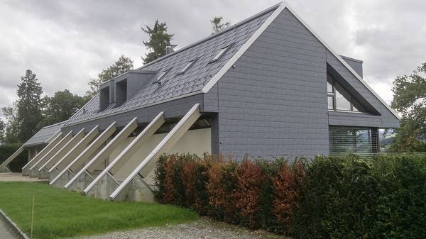 Wohnhaus mit Garage, Fasel und Brunner AG, Bern; Bauleitung Martin Hubler; Aluminium Prefa glatt FX.12, Steingrau P.10. Wohnhaus mit Garage, Fasel und Brunner AG, Bern; Bauleitung Martin Hubler; Aluminium Prefa glatt FX.12, Steingrau P.10.