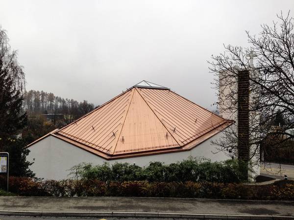 Sanierung Kirchendach, Preisig AG, Zürich; BKG Architekten, ZürichPlanungsberatung, Benno Lees Consulting, Altikon; 0,8-mm-Kupfer.