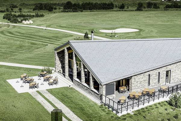 Golfclub House Andermatt, Ramseyer-Dilger AG, Bern; Architekt Kurt Aellen GmbH, Neerach; Aluminium Prefa FX.12, P.10 Steingrau. Golfclub House Andermatt, Ramseyer-Dilger AG, Bern; Architekt Kurt Aellen GmbH, Neerach; Aluminium Prefa FX.12, P.10 Steingrau.