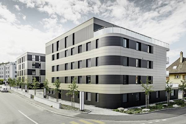 Verbundfassade, Baeriswyl AG, Düdingen; BD Architekten AG, MurtenVerbundplatten Prefa, 4 mm, Bronze und Schwarzgrau.