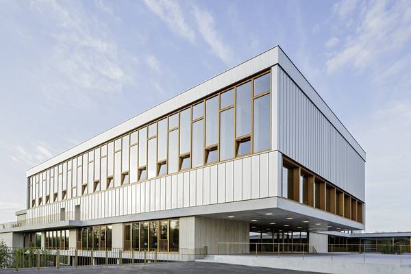 Schulgebäude Volketswil, Scherrer Metec AG, ZürichHorisberger Wagen Architekten GmbH, Zürich; Edelstahl Mattplus 0,7 mm. Schulgebäude Volketswil, Scherrer Metec AG, ZürichHorisberger Wagen Architekten GmbH, Zürich; Edelstahl Mattplus 0,7 mm.