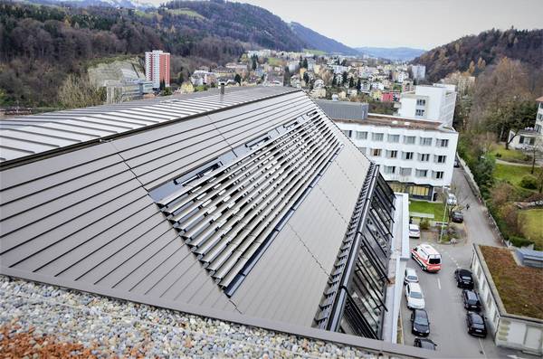Spitalaufstockung, Luzern, Paul Gisler AG, Cham; DNS Architekten GmbH, Zürich; Flachdach und Fassade Aluminium Prefa Titanium dunkel. Spitalaufstockung, Luzern, Paul Gisler AG, Cham; DNS Architekten GmbH, Zürich; Flachdach und Fassade Aluminium Prefa Titanium dunkel.