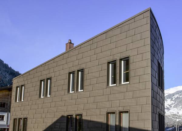 Fassadensanierung, Davatz AG, Fanas; Architetta Schiers SAG, SchiersFassade Prefa FX 12, braun P.10. Fassadensanierung, Davatz AG, Fanas; Architetta Schiers SAG, SchiersFassade Prefa FX 12, braun P.10.