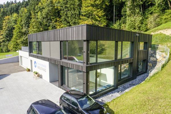 Tierarztpraxis, DUX Spenglerei, WolfertswilJörg und Kuster AG Architektur, Degersheim; Titanzink und VM Anthra-Zinc. Tierarztpraxis, DUX Spenglerei, WolfertswilJörg und Kuster AG Architektur, Degersheim; Titanzink und VM Anthra-Zinc.