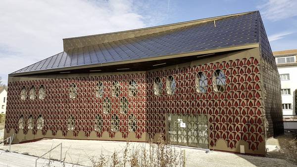Die Goldene Spenglerarbeit 2018: Das Gemeindehaus in Unterengstringen in der Schweiz. Die in einem warmen Goldton schimmernde Gebäudehülle wurde von der Scherrer Metec AG aus Zürich realisiert. Die Goldene Spenglerarbeit 2018: Das Gemeindehaus in Unterengstringen in der Schweiz. Die in einem warmen Goldton schimmernde Gebäudehülle wurde von der Scherrer Metec AG aus Zürich realisiert.
