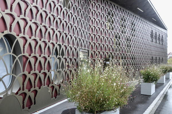 Der vom Züricher Architektenteam Tilla Theus und Partner AG geplante Baukörper besticht durch eine Aluminiumhülle, die sich wie ein Spitzenkleid um den markanten Baukörper schmiegt. Der vom Züricher Architektenteam Tilla Theus und Partner AG geplante Baukörper besticht durch eine Aluminiumhülle, die sich wie ein Spitzenkleid um den markanten Baukörper schmiegt.