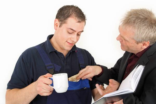 Dankbare Kunden nötigen ihm Geld, Getränke...