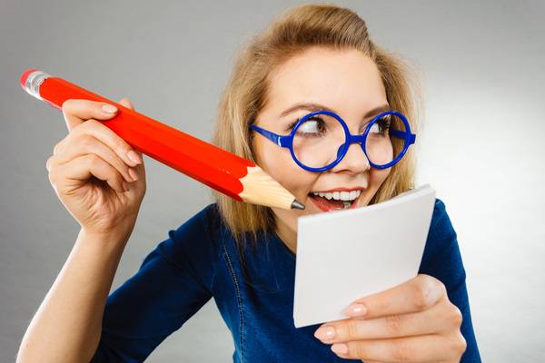 Da hat die Planerin nun schon eine Brille und sieht trotzdem schlecht... zum Glück gibt's jetzt diese Bleistifte für extra große Schrift.