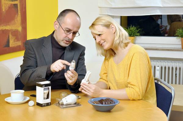 Liebe Kunden: Wer Billigkekse serviert, muss sich stundenlang anhören, wie eine Glühbirne aufgebaut ist.