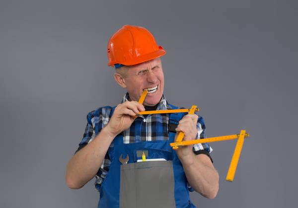 Bedauerlicherweise verleitet seine ungeduldige Natur den Bauarbeiter in einzelnen Fällen sogar dazu, sein Werkzeug zu beschädigen.